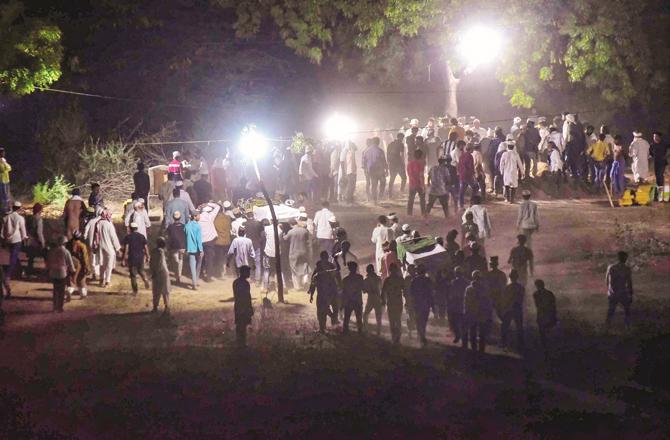 عتیق اور اشرف کے قتل پر یوگی سے استعفیٰ کا مطالبہ، یوپی میں ’مافیا راج‘ کا الزام